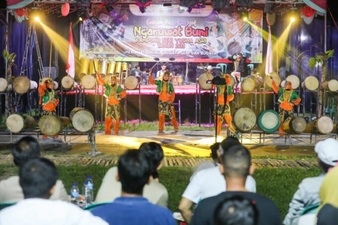 Ngaruwat Bumi, sebuah acara budaya tradisional yang diselenggarakan di Kampung Seni Yudha Asri, Banten, berlangsung lebih meriah berkat dukungan penuh dari Gardu Ganjar. Dalam acara yang berlangsung dari 30 Juni hingga 2 Juli 2023 ini, para sukarelawan Gardu Ganjar turut berkontribusi dalam melestarikan seni budaya lokal. Dukungan tersebut terinspirasi dari komitmen Ganjar Pranowo, Calon Presiden 2024, dalam melestarikan kebudayaan tradisional. Acara Ngaruwat Bumi memperlihatkan beragam pertunjukan seni tradisional dan kontemporer dengan nuansa islami, disambut antusiasme ribuan warga. Rangkaian acara tahun ini juga berlangsung lebih lama dibandingkan sebelumnya berkat keterlibatan Gardu Ganjar.