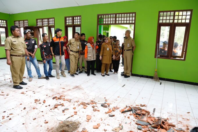 Gubernur Jawa Tengah, Ganjar Pranowo, mengadakan ruang darurat di setiap sekolah terdampak. Ruang darurat ini disiapkan untuk mengatasi kerusakan akibat gempa dan memastikan kelancaran kegiatan belajar mengajar. Ganjar juga telah melakukan koordinasi dengan berbagai pihak terkait untuk perbaikan dan pengecekan konstruksi bangunan sekolah. BAZNAS juga terlibat dalam perbaikan rumah ibadah.