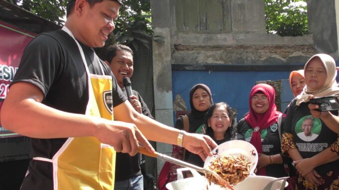 Komunitas Warteg Tegal (Kowarteg) Indonesia mengadakan pelatihan khusus untuk ibu-ibu di Jakarta Barat dalam membuat kacang teri. Acara tersebut bertujuan untuk meningkatkan keterampilan memasak ibu-ibu dan memberikan mereka peluang usaha baru. Antusiasme warga sekitar terlihat dari partisipasi yang tinggi, serta hadiah bingkisan yang dibagikan kepada peserta. Tidak hanya itu, Ketua Koordinator Nasional Kowarteg Indonesia, Noehroji, juga memperkenalkan Ganjar Pranowo sebagai calon presiden 2024 dari PDI Perjuangan.