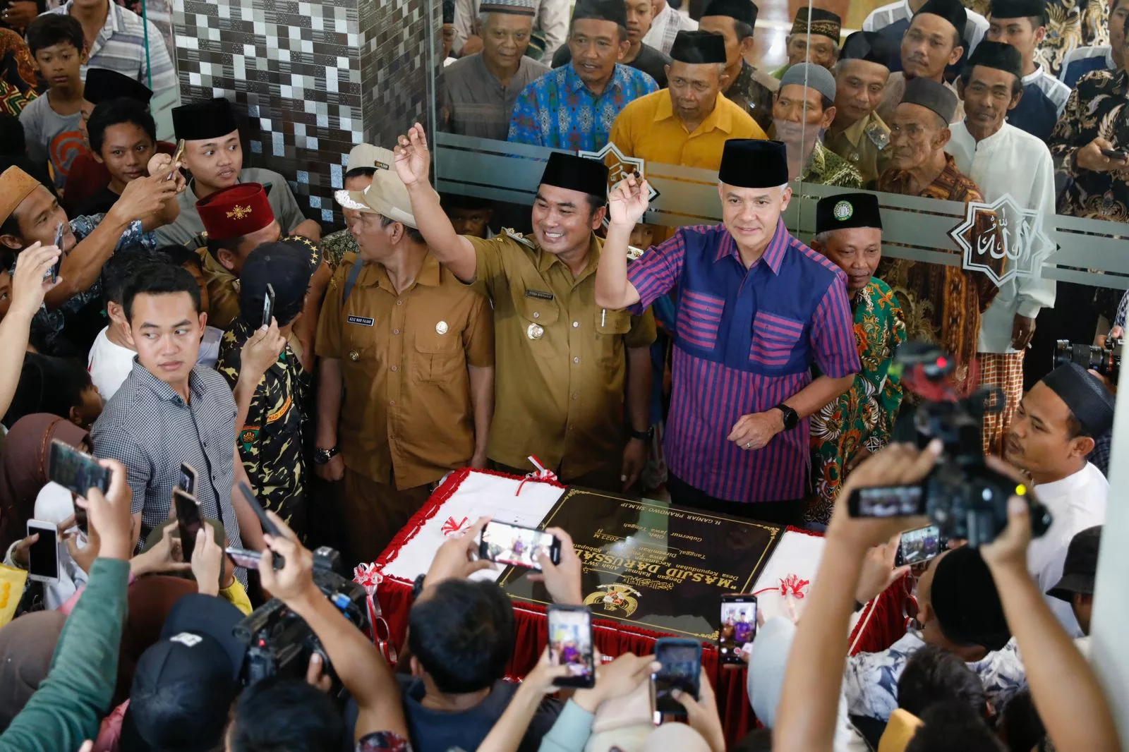 Gubernur Jawa Tengah, Ganjar Pranowo, meresmikan Masjid Darussalam hasil swadaya masyarakat di Tegal. Dibangun dengan dana Rp4 miliar, masjid ini menjadi kebanggaan warga. Ganjar hadir dalam salat berjamaah dan berharap masjid ini menjadi wadah kegiatan keagamaan serta membawa berkah dan manfaat bagi seluruh masyarakat. Dengan desain yang bagus, Masjid Darussalam diharapkan menjadi pusat dakwah yang menyejukkan hati.