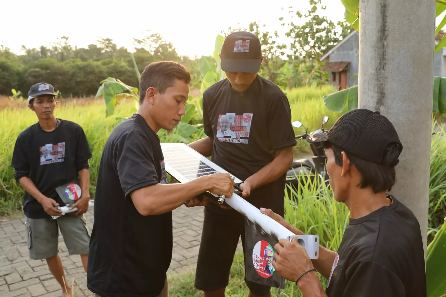 Komunitas Supir Truk (KST) Pendukung Ganjar Pranowo memberikan bantuan lampu jalan untuk meningkatkan penerangan di pangkalan truk di Pandeglang, Banten. Dengan menggunakan lampu panel surya yang ramah lingkungan, KST berupaya memberikan kesejahteraan bagi para pengendara dan keluarga mereka.