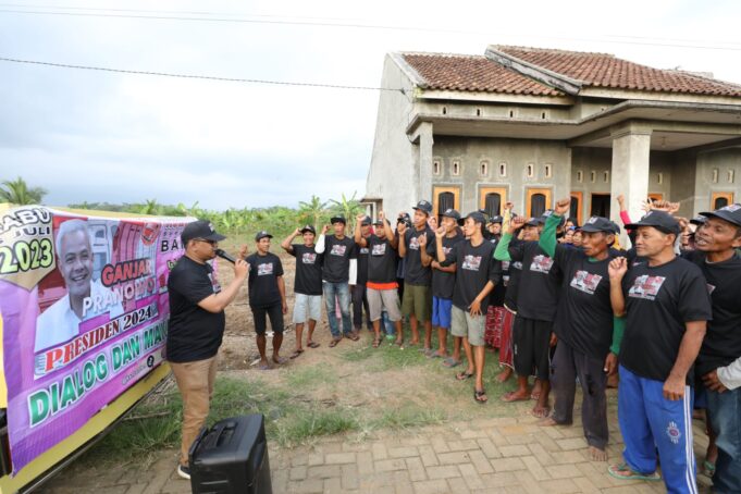 Komunitas Supir Truk (KST) Pendukung Ganjar Pranowo memberikan bantuan lampu jalan untuk meningkatkan penerangan di pangkalan truk di Pandeglang, Banten. Dengan menggunakan lampu panel surya yang ramah lingkungan, KST berupaya memberikan kesejahteraan bagi para pengendara dan keluarga mereka. Selain itu, mereka juga melakukan sosialisasi tentang Ganjar Pranowo kepada masyarakat. Program ini merupakan bagian dari upaya terus-menerus KST dalam membantu sopir truk di wilayah Banten dan meningkatkan kualitas hidup mereka. Para sopir truk merasakan manfaat nyata dari bantuan tersebut, menciptakan suasana yang lebih nyaman dan aman saat beraktivitas di malam hari.