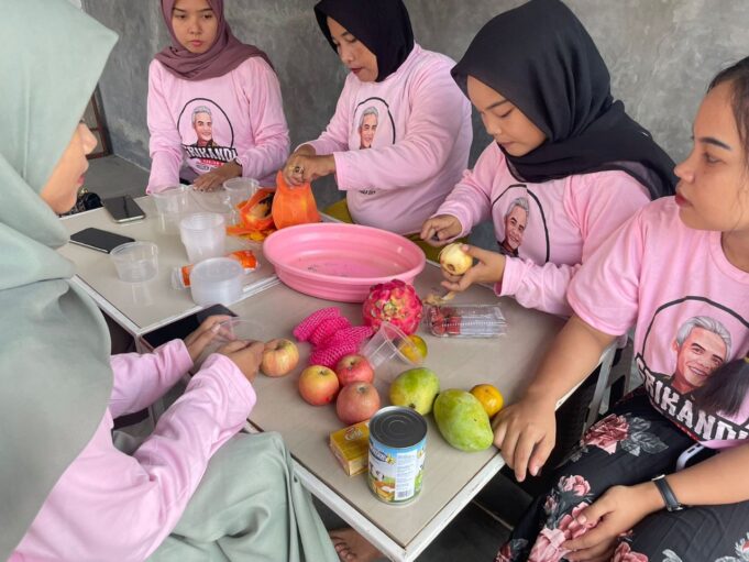 Srikandi Ganjar menggelar pelatihan membuat salad buah di Banyuasin sebagai peluang bisnis menarik bagi generasi milenial. Dalam kegiatan ini, sukarelawan Srikandi Ganjar memberikan pengetahuan tentang cara berbisnis dan mengajarkan cara membuat salad buah yang sehat dan lezat. Pelatihan ini mendapatkan antusiasme tinggi dari peserta, yang berharap dapat memperoleh inspirasi dan semangat dalam mengembangkan ide bisnis mereka. Selain itu, kegiatan ini juga mencakup sosialisasi tentang Ganjar Pranowo sebagai calon presiden pada 2024.