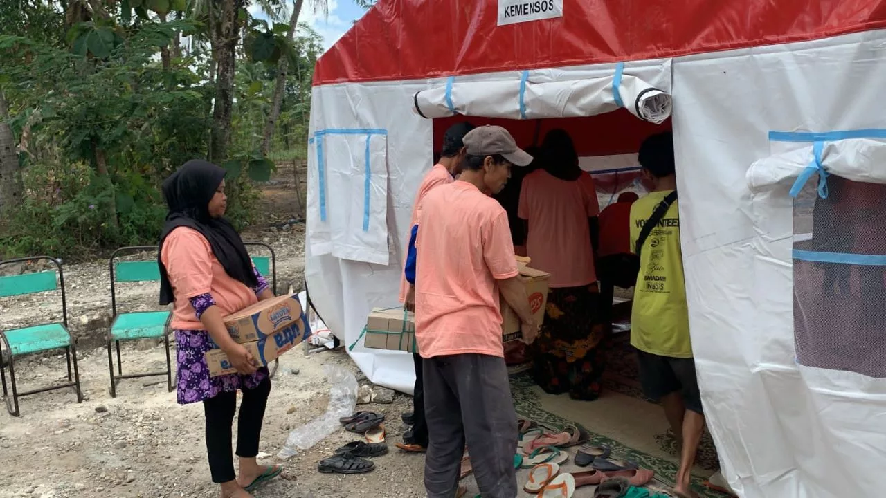 Sukarelawan Mak Ganjar dan relawan lainnya melakukan aksi kemanusiaan untuk membantu korban gempa bumi di Yogyakarta. Mereka mendirikan tenda darurat, membangun posko, dan memberikan bantuan kebutuhan pokok kepada korban terdampak. Bantuan ini dapat meringankan beban mereka dan memberikan manfaat bagi masyarakat yang terkena dampak gempa. Rasa terima kasih dan apresiasi oleh korban dan masyarakat sekitar terhadap upaya relawan dalam membantu mereka dalam situasi sulit ini.