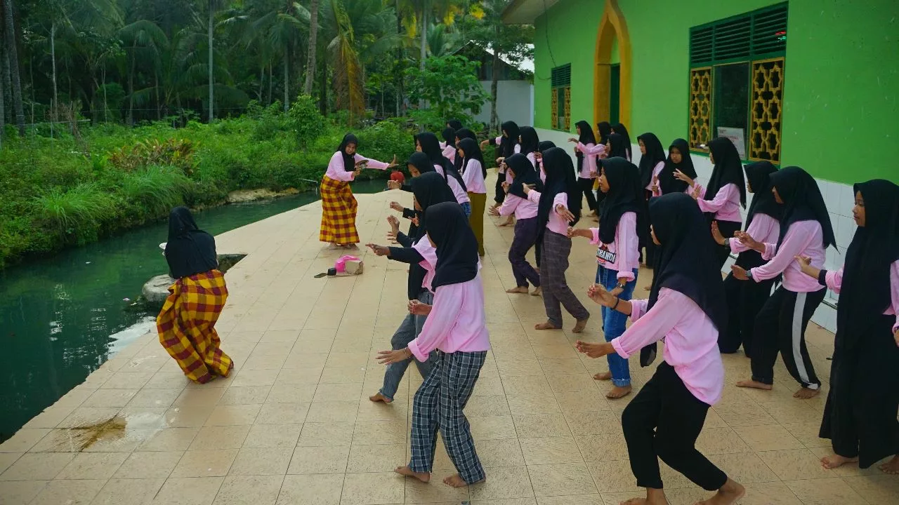 Srikandi Ganjar mengajak para perempuan milenial di Bone, Sulawesi Selatan untuk melestarikan budaya melalui Tari Bosara. Melalui kegiatan workshop yang penuh semangat, Srikandi Ganjar berupaya memperkenalkan dan mengajak milenial untuk menghargai dan melestarikan warisan budaya lokal. Bersama dengan timnya, mereka berkomitmen untuk membangkitkan minat dan partisipasi dalam menjaga kebudayaan tradisional di tengah arus modernisasi yang cenderung mengabaikannya.