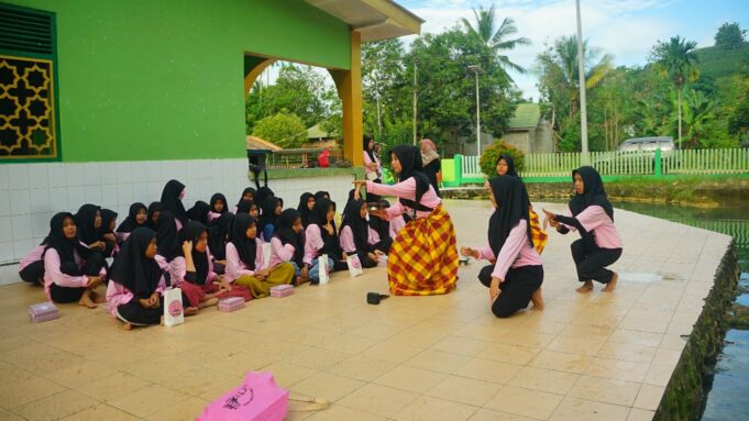 Srikandi Ganjar mengajak para perempuan milenial di Bone, Sulawesi Selatan untuk melestarikan budaya melalui Tari Bosara. Melalui kegiatan workshop yang penuh semangat, Srikandi Ganjar berupaya memperkenalkan dan mengajak milenial untuk menghargai dan melestarikan warisan budaya lokal. Bersama dengan timnya, mereka berkomitmen untuk membangkitkan minat dan partisipasi dalam menjaga kebudayaan tradisional di tengah arus modernisasi yang cenderung mengabaikannya.