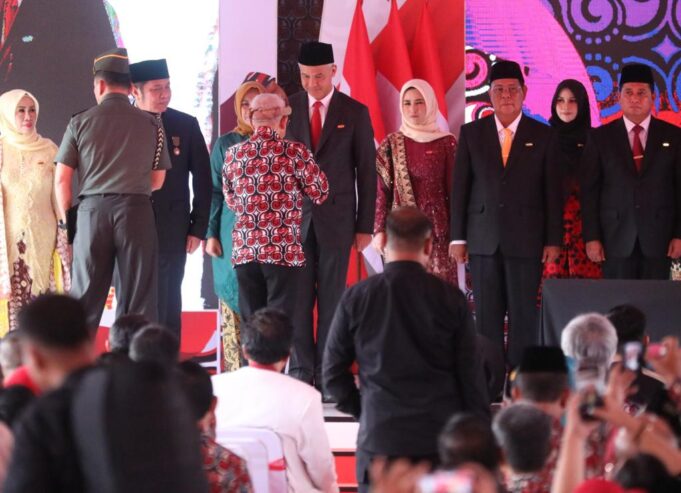 Gubernur Jawa Tengah, Ganjar Pranowo menerima penghargaan Satyalencana Wira Karya atas darma bakti kepada negara, khususnya menurunkan angka stunting. Penghargaan tersebut berdasarkan Keputusan Presiden Republik Indonesia Nomor 44 Tahun 2023 Tentang Penganugerahan Tanda Kehormatan Satyalencana Wira Karya.