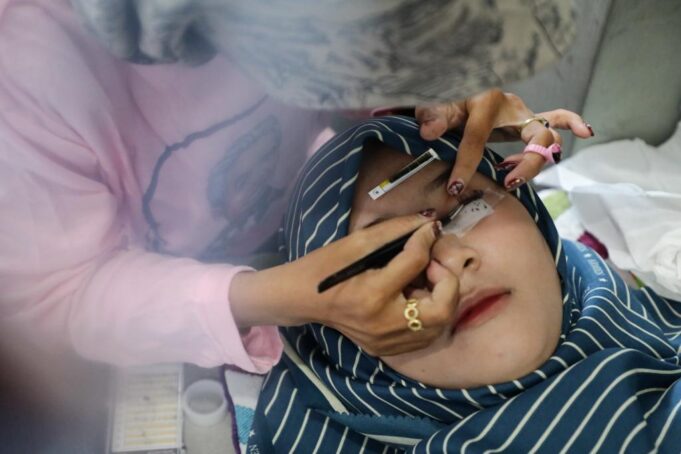 Srikandi Ganjar Lampung mengadakan kelas pelatihan sambung bulu mata atau eyelash extension class.