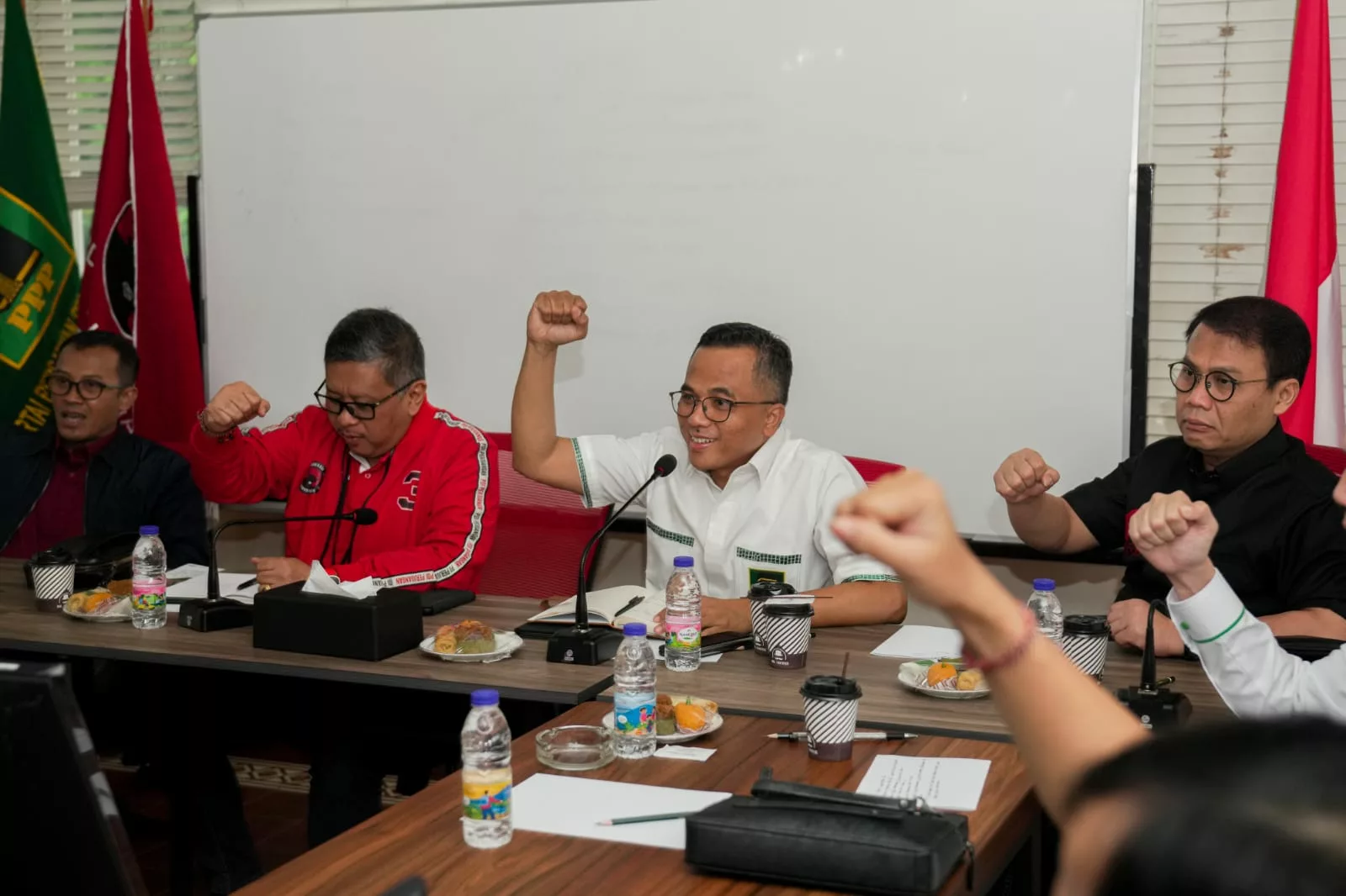 Dewan Pimpinan Pusat (DPP) Partai Persatuan Pembangunan (PPP) mengunjungi Rumah Aspirasi Relawan Ganjar Pranowo untuk merencanakan strategi pemenangan calon presiden Ganjar Pranowo. Dalam pertemuan ini, DPP PPP, bersama dengan partai lain dan tim relawan, berkoordinasi untuk mencapai kemenangan Ganjar baik dalam Pemilihan Presiden maupun Pemilihan Legislatif 2024. Komitmen PPP untuk memenangkan Ganjar didasarkan pada keinginan kuat rakyat Indonesia untuk membangun negara yang lebih baik dan sejahtera.