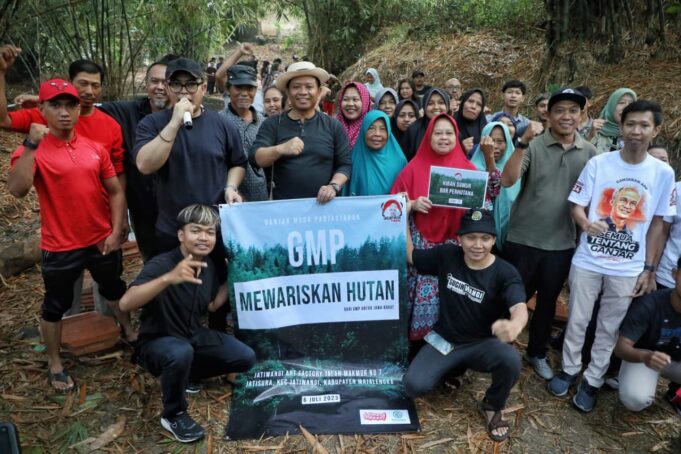 Ganjar Muda Padjajaran (GMP) melakukan penyelamatan alam dan lingkungan dengan membeli lahan hutan Desa Jatisura, Jatiwangi, Majalengka.