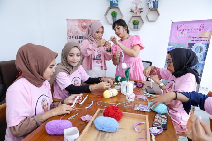 Srikandi Ganjar mengadakan pelatihan makrame yang bertujuan untuk meningkatkan kreativitas generasi milenial. Kolaborasi dengan kyms craft di Pontianak, Kalimantan Barat, acara ini memberikan kesempatan kepada perempuan untuk belajar membuat kerajinan tangan yang populer dan menghasilkan merchandise menarik.
