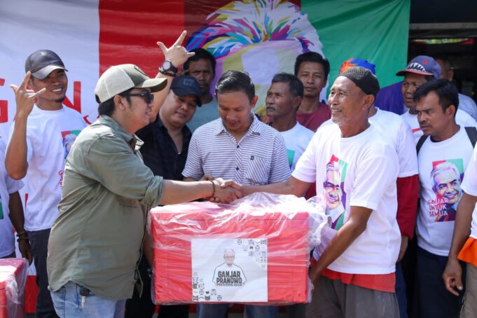 Gardu Ganjar Banten menyerahkan bantuan box ikan kepada nelayan di Tempat Pelelangan Ikan (TPI) Bayah, Kabupaten Lebak, Banten