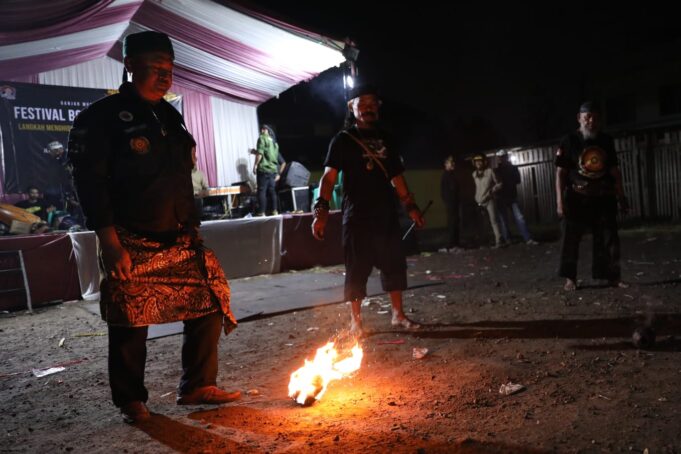 Ganjar Muda Padjajaran (GMP) menghidupkan kembali budaya permainan bola api di Garut. Dalam sebuah pertunjukan yang melibatkan paguyuban kebudayaan Garut, mereka berupaya melestarikan warisan leluhur dan menyajikan berbagai atraksi seni lainnya. Dukungan dari komunitas seni budaya serta harapan agar agenda kebudayaan mendapatkan dukungan penuh dari pemerintah daerah dan pusat, menjadikan kesenian di Garut tetap lestari.