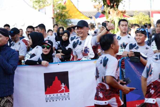 Gubernur Jawa Tengah Ganjar Pranowo lepas 1.000 pelari mengikuti Bank Jateng Friendship Run.