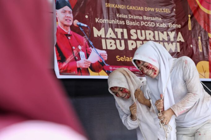 Srikandi Ganjar Sulawesi Selatan mementaskan drama dengan judul "Mati Surinya Ibu Pertiwi" menggetarkan hati penonton yang menyaksikan kelas drama tersebut.