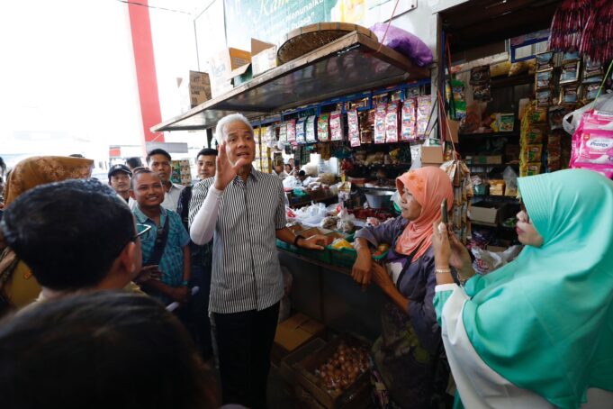 Gubernur Jawa Tengah, Ganjar Pranowo saat meninjau Pasar Cuplik Sukoharjo yang saat ini tengah dalam proses pembaruan pasar yang merupakan bagian dari program Pemprov Jateng