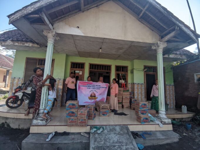 Mak Ganjar Jatim, sebuah tim sukarelawan yang mendukung Ganjar Pranowo di Jawa Timur, menunjukkan kepeduliannya dengan memberikan bantuan kepada warga yang terdampak banjir lahar dingin di Lumajang.