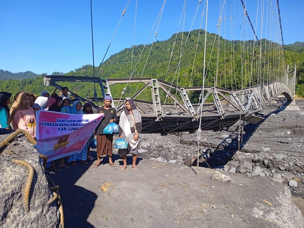 Mereka mengunjungi desa-desa yang terkena dampak dan berharap dapat meringankan beban yang dirasakan oleh warga setempat. Bencana ini mengakibatkan kerusakan infrastruktur dan padamnya aliran listrik, namun dengan upaya Mak Ganjar, harapan akan pemulihan dan ketabahan warga semakin kuat.