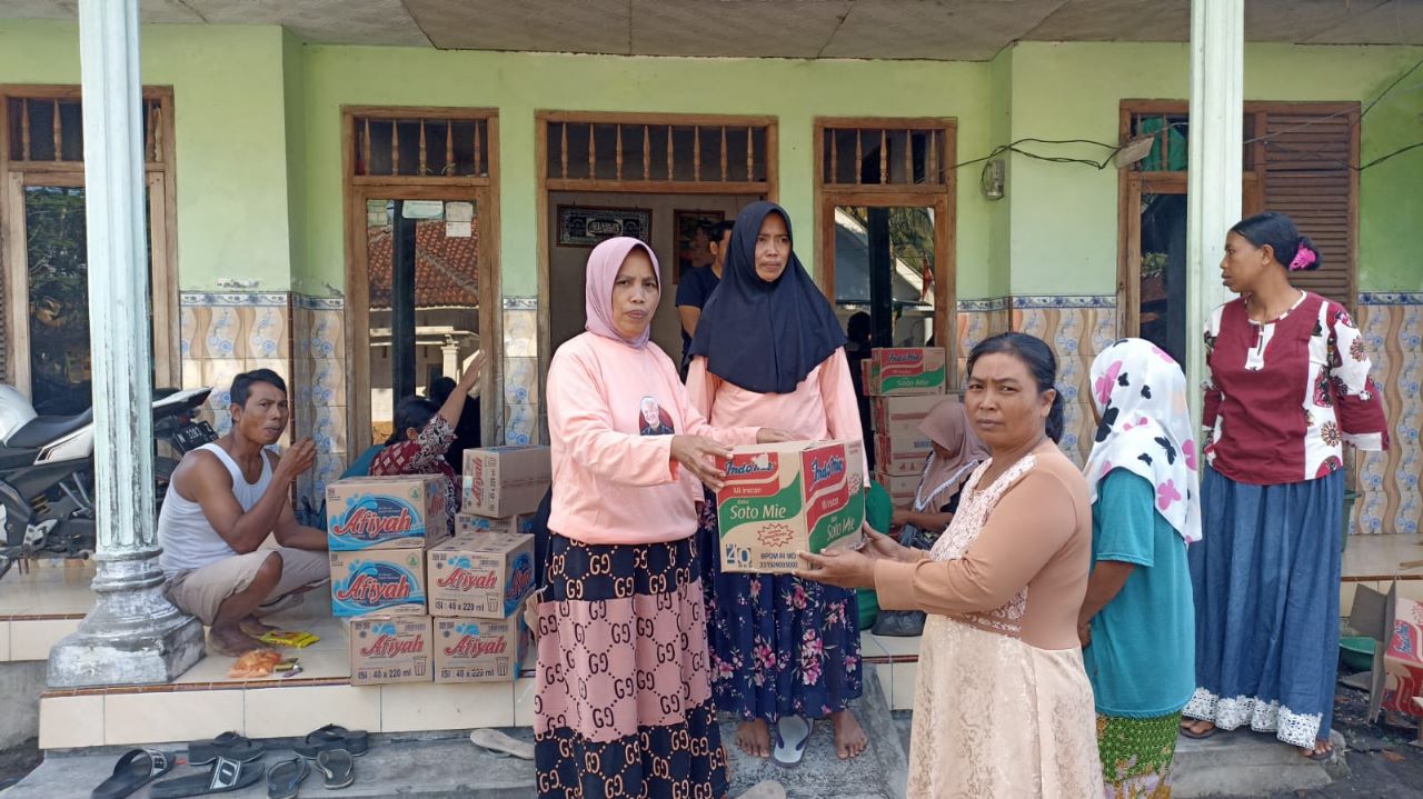 Mak Ganjar Jatim, sebuah tim sukarelawan yang mendukung Ganjar Pranowo di Jawa Timur, menunjukkan kepeduliannya dengan memberikan bantuan kepada warga yang terdampak banjir lahar dingin di Lumajang.