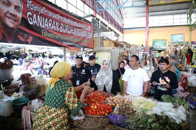 Ganjaran Buruh Berjuang (GBB) menggelar gerebek pasar di Pasar Lebaksiu, Tegal, dengan tujuan menyerap aspirasi pedagang dan masyarakat. Dalam kegiatan ini, para sukarelawan berbincang dengan pedagang tentang kondisi pasar dan harapan mereka terhadap pemimpin yang merakyat. GBB berkomitmen untuk terus menjalankan kegiatan positif dan mendekatkan pedagang dengan sosok pemimpin di masa depan.