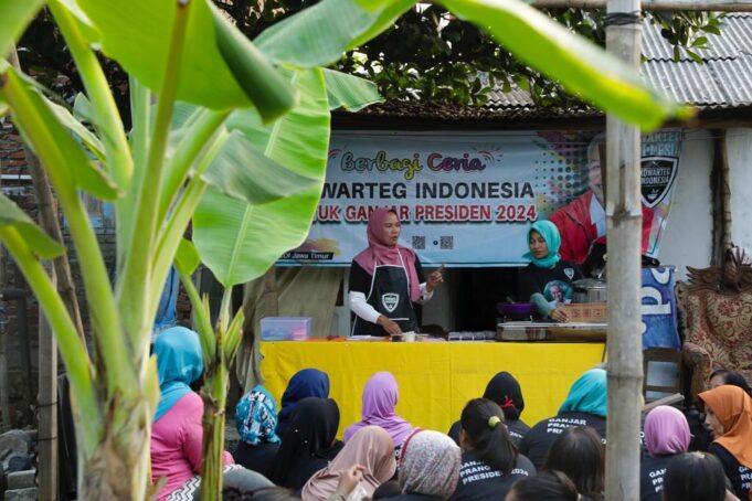 Kowarteg Ganjar Pranowo mengadakan pelatihan pembuatan brownies lumer di Desa Mojosarirejo, Gresik, Jawa Timur. Dalam kegiatan tersebut, para ibu diharapkan dapat memperoleh keterampilan baru untuk mengembangkan usaha mikro dan meningkatkan kesejahteraan ekonomi. Pelatihan ini merupakan salah satu dari berbagai kegiatan bermanfaat yang diselenggarakan oleh Kowarteg Indonesia.