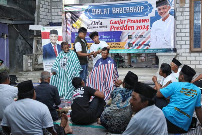 Kiai Muda Ganjar menginisiasi kegiatan pelatihan barbershop atau pangkas rambut guna menumbuhkan insan-insan kreatif dan mandiri, di Kabupaten Lamongan,Kamis (13/7) malam.