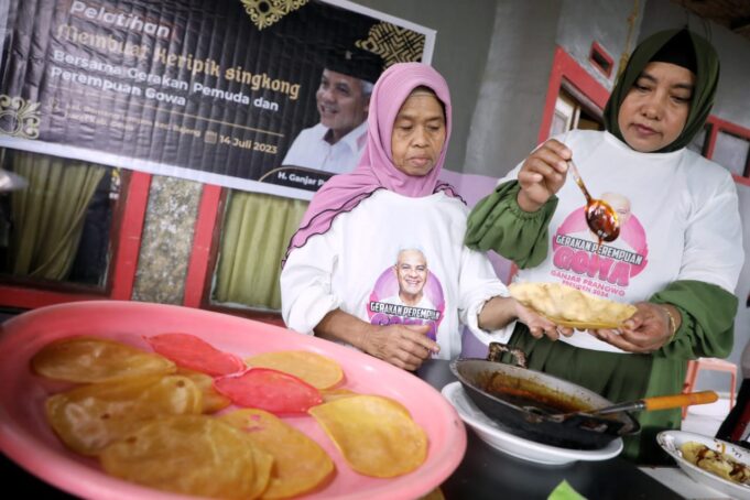 Pelatihan pembuatan keripik singkong yang diselenggarakan oleh Gerakan Pemuda dan Perempuan Gowa di Sulawesi Selatan bertujuan untuk mengembangkan keterampilan masyarakat dalam usaha mikro dan menengah. Dengan pengetahuan tentang strategi pemasaran dan pengembangan bisnis, para peserta diharapkan dapat menciptakan keripik singkong yang menjadi produk unggulan daerah.