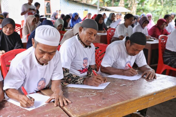 Sukarelawan Orang Muda Ganjar (OMG) NTT menggagas Safari Buta Aksara sejak Maret 2023 dan menyasar warga Kelurahan Kota Ratu, Kabupaten Ende.