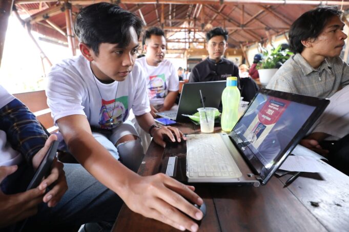 Ganjar Creasi melakukan program Pelatihan Desain Grafis untuk Generasi Muda Melek Digit, di Warung Kopi Tani, Kecamatan Dau, Kabupaten Malang