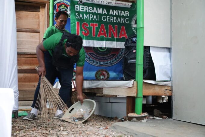 Bedah basecamp bagi komunitas ojek online DODC (Driver Online Dukupuntang Cirebon) di Blok Tengah Utara