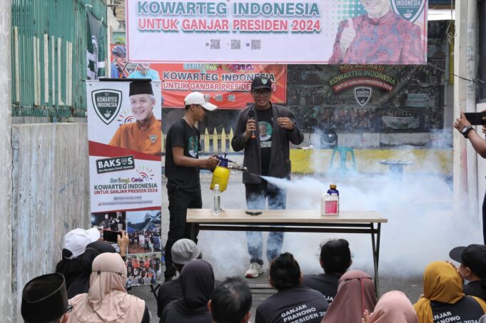 Sukarelawan Kowarteg Indonesia mendukung Ganjar dalam memberikan edukasi, bantuan alat fogging, dan penyemprotan rumah warga untuk melawan penyebaran DBD.