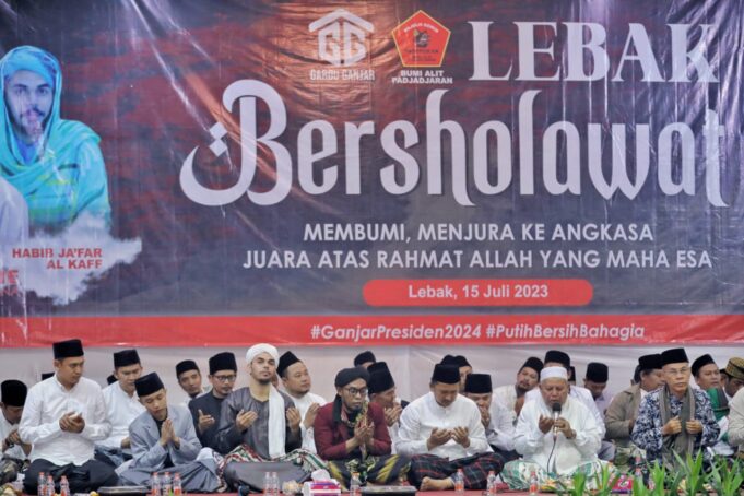 Gardu Ganjar menggelar acara 'Lebak Berselawat' sebagai upaya untuk memperkuat budaya Islami dan mempersatukan masyarakat. Dalam acara ini, ribuan orang berkumpul untuk bersama-sama melantunkan selawat dan berdoa. Gardu Ganjar berkomitmen untuk menjaga dan merawat kebudayaan serta mengajak semua elemen masyarakat ikut terlibat. Apresiasi juga diberikan oleh Wakil Bupati Lebak atas peran Gardu Ganjar dalam mempromosikan perdamaian dan keberagaman di Indonesia.