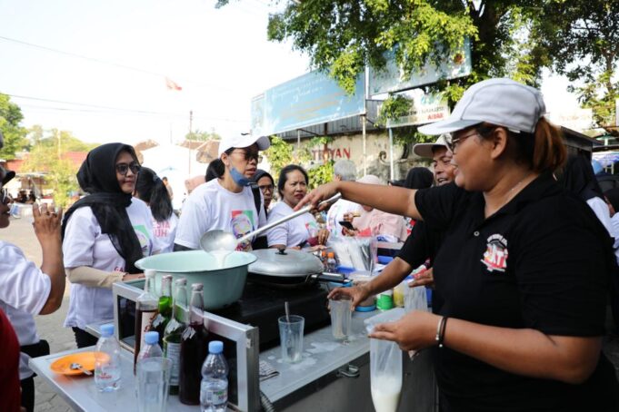 Pena Mas Ganjar, gerakan sukarelawan yang mendukung Ganjar Pranowo, menggelar pembinaan UMKM dan senam sehat di Solo, Jawa Tengah.