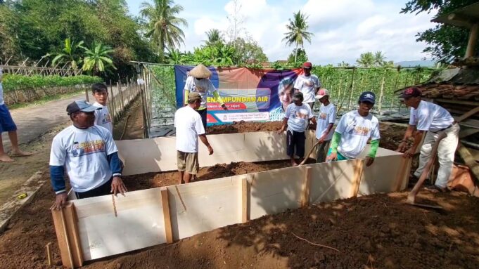 Sukarelawan Ganjar Sejati membangun bak penampungan air bersama petani di Kota Banjar, Jawa Barat, untuk mengatasi masalah pengairan lahan persawahan.