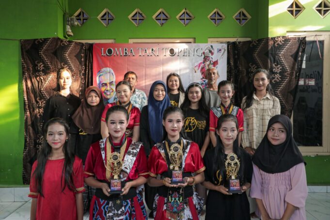 Sukarelawan Ganjar Sejati menggelar lomba tari topeng di Sanggar Seni Intan Dewi, Desa Danawinangun, Kabupaten Cirebon, Jawa Barat.