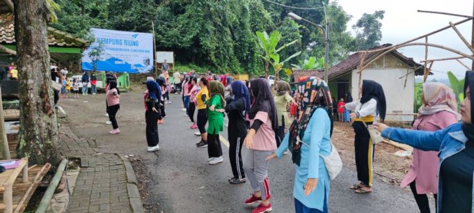 Ganjar Muda Padjajaran (GMP) menggelar senam bersama dan lomba layang-layang di Ruang Terbuka Hijau, Kebon Jati Pulo Majeti.