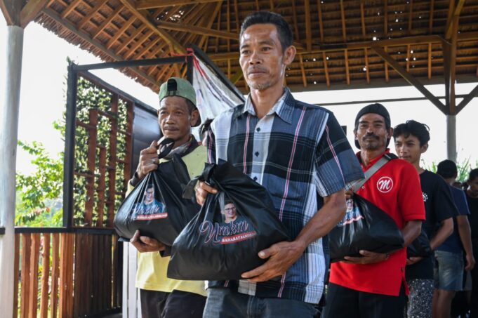 Tebus Paket Sembako Rp 15 Ribu, Ratusan Petani Banten Serbu Bazar Sembako Murah Relawan Sandi Uno