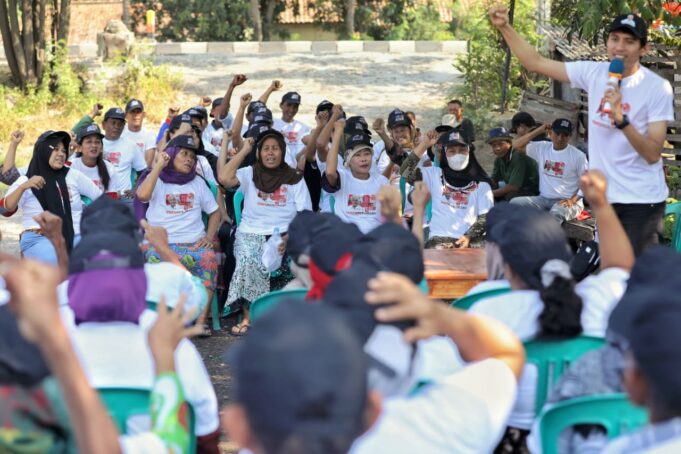 Peringati 1 Muharam 1445 Hijriah, Sopir Truk Ganjar Beri Santuan Kepada Janda di Subang