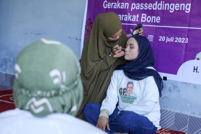 Gerakan Passeddingeng Masyarakat Bone menggelar pelatihan tata rias bagi puluhan perempuan di Desa Tanete Harapan