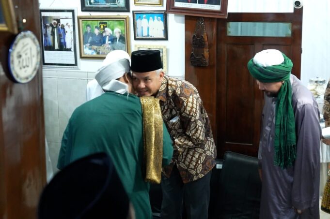 Gubernur Jawa Tengah Ganjar Pranowo bersilaturahmi dengan Masyayikh dan Habaib berlangsung di Pondok Pesantren Al Anwar, Rembang.