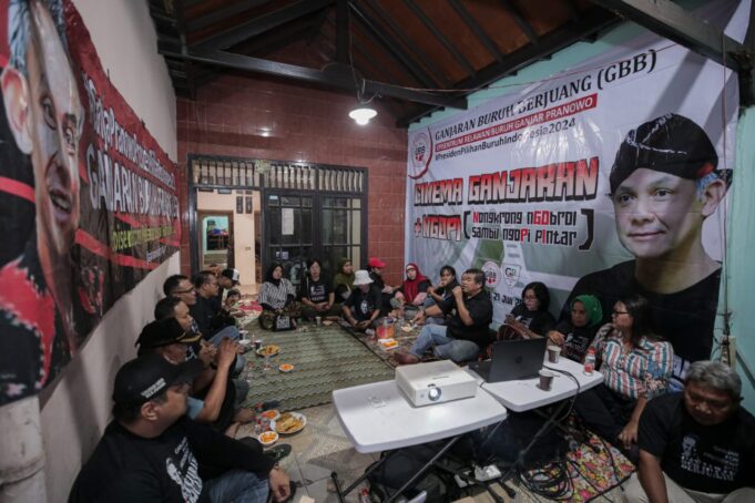 Ganjaran Buruh Kenalkan Ganjar Pranowo Lewat Nonton dan Ngopi Bareng di Jakarta Utara Ganjaran Buruh Kenalkan Ganjar Pranowo Lewat Nonton dan Ngopi Bareng di Jakarta Utara