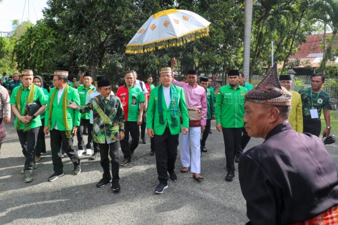 Tiba di Gorontalo, Mardiono Disambut Prosesi Adat Mopotilolo