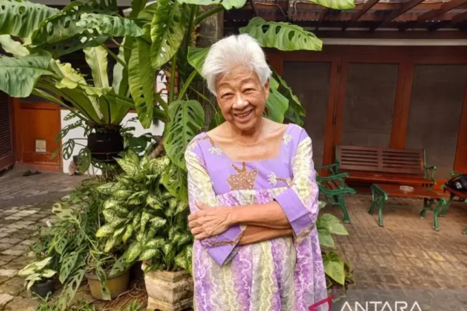 Ketua Komisi Ilmu Sosial Akademi Ilmu Pengetahuan Indonesia (AIPI) Mayling Oey-Gardiner di rumahnya di Jakarta, Kamis (27/7/2023). (ANTARA/Cindy Frishanti)