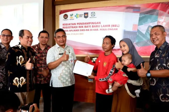 Registrasi Nomor Induk Kependudukan (NIK) pada bayi baru lahir dari keluarga yang terdaftardi DTKS Kementerian Sosial dilakukan di Kabupaten Pekalongan, Jawa Tengah, Kamis (27/7/2023). (Antara/HO-Kemensos)