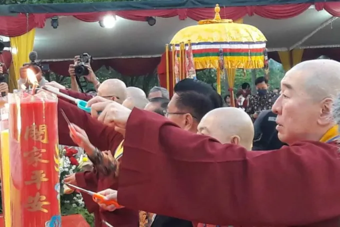 Para biksu menyalakan lilin pada upacara Apihoma Tantrayana Zhenfozong di pelataran Candi Borobudur. ANTARA/Heru Suyitno