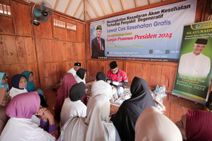 Jemaah majelis taklim bisa mengecek kesehatan secara mandiri berkat bantuan dari kelompok sukarelawan Ganjar Pranowo