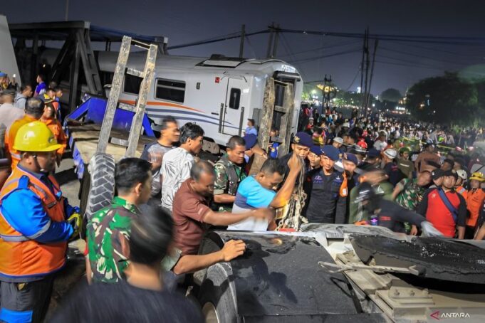 Kecelakaan di Semarang Membuat Dua Kereta Api Tujuan Daop 8 Surabaya Terlambat