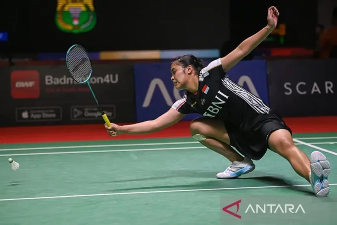 Pebulu tangkis tunggal putri Indonesia Gregoria Mariska Tunjung gagal mengembalikan kok ke arah lawannya asal India Pusarla Sindhu dalam pertandingan babak pertama (32 besar) turnamen Indonesia Open 2023 di Istora Senayan, Jakarta, Selasa (13/6/2023). Gregoria kalah dari Shindu dengan dua gim langsung 19-21 dan 15-21 sehingga gagal lolos ke babak kedua (16 besar). (ANTARA FOTO/Aditya Pradana Putra/rwa.)