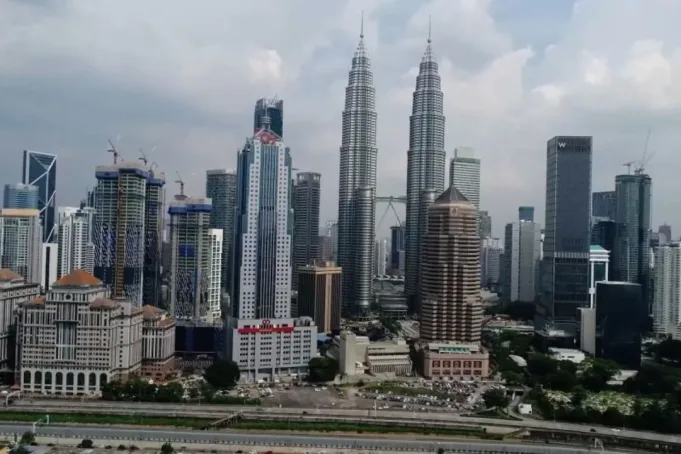 Pemandangan umum suasana ibu kota Malaysia dengan latar menara kembar Petronas di Kuala Lumpur. Para analis memandang kerja sama ekonomi dan perdagangan antara China dengan Malaysia akan terus menguat seiring pulihnya perekonomian negara tersebut, (Malaysia)