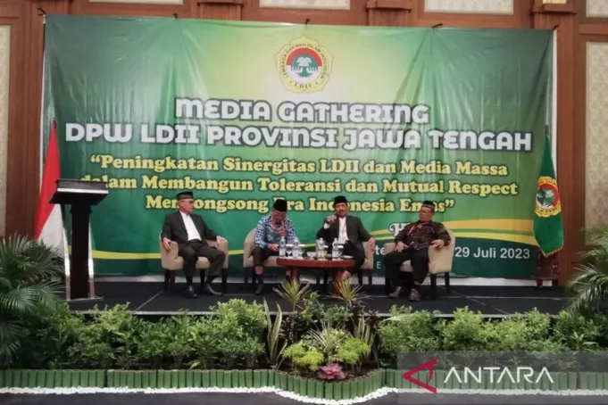 Ketua DPW Lembaga Dakwah Islam Indonesia (LDII) Jawa Tengah Prof. Singgih Tri Sulistiyono (dua dari kanan) saat temu media bertema "Peningkatan Sinergitas LDII dan Media Massa dalam Membangun Toleransi dan Mutual Respect Menyongsong Era Indonesia Emas" di Semarang, Sabtu (29/7/2023). ANTARA/Zuhdiar Laeis